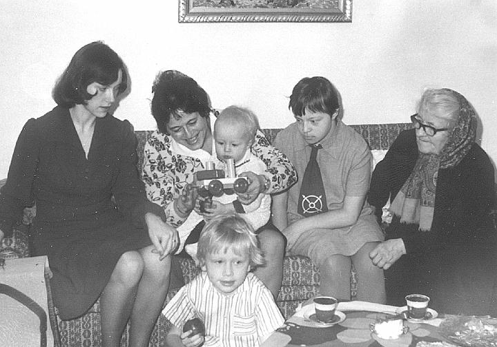 263.jpg - zprava: babi Čermáková, sestřenice, teta Eva roz. Čermáková, já, mamka, David